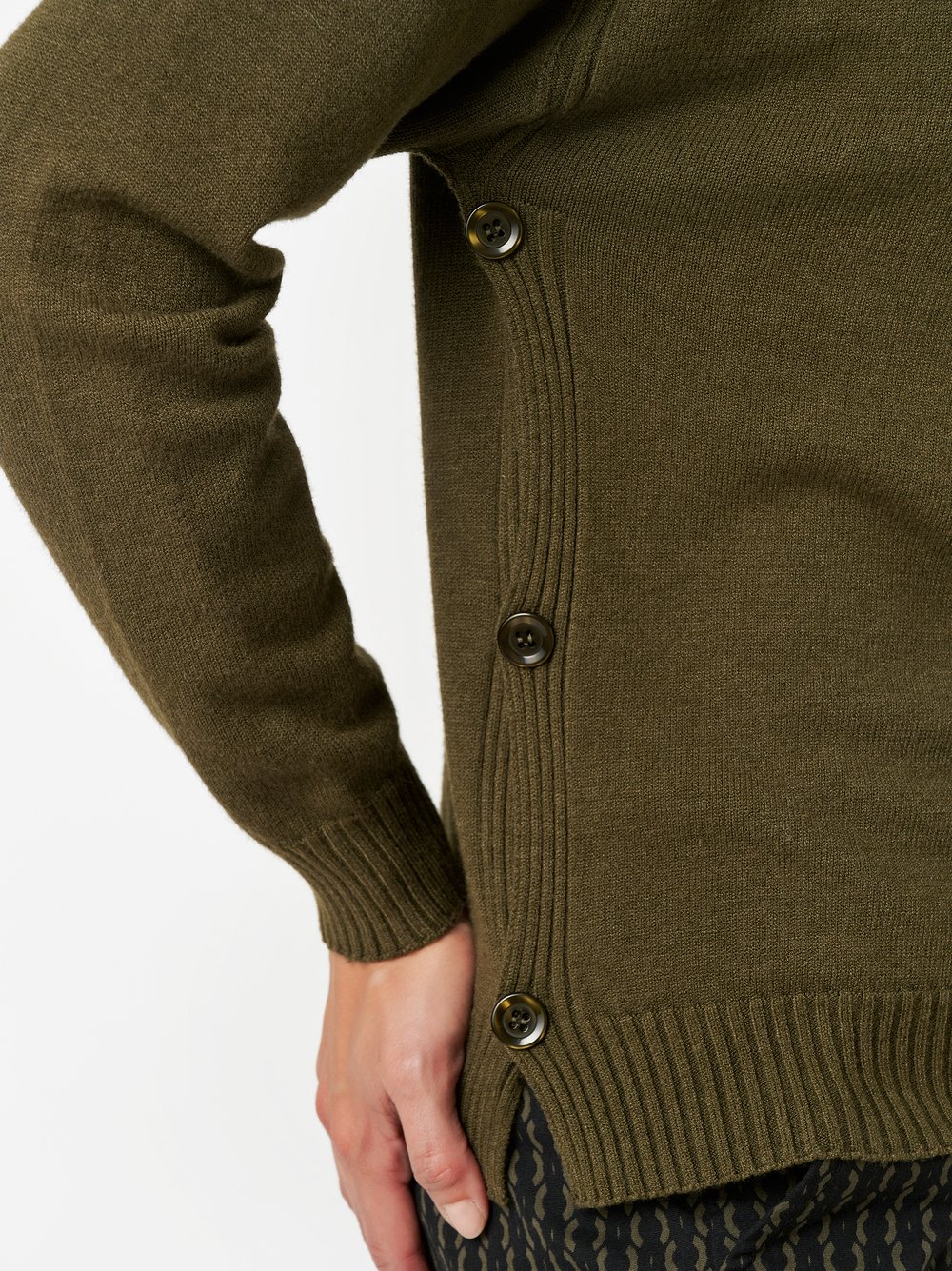 Pullover Ginette olive Detailansicht Pullover Ginette olive Detailansicht