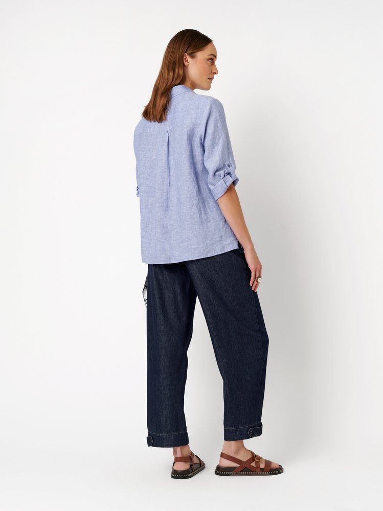 Damenbluse Clay in light blue, entspanntes Leinenhemd, Rueckansicht am Model getragen