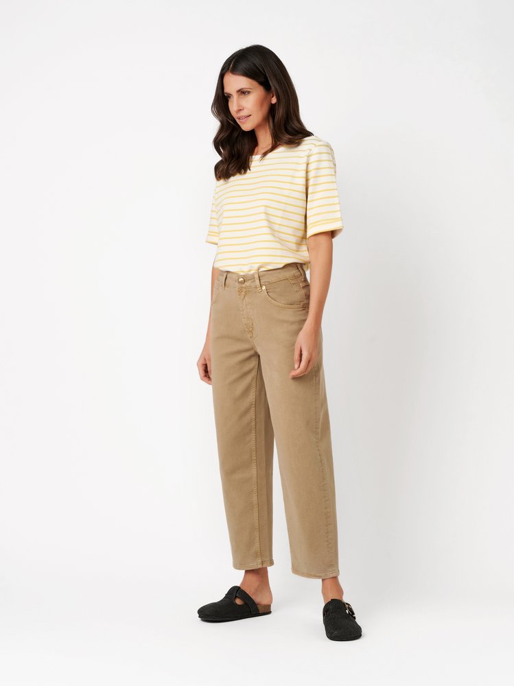 Damenjeans Liv Barrel in light brown, Barrel-Fit Jeans, Outfitansicht am Model