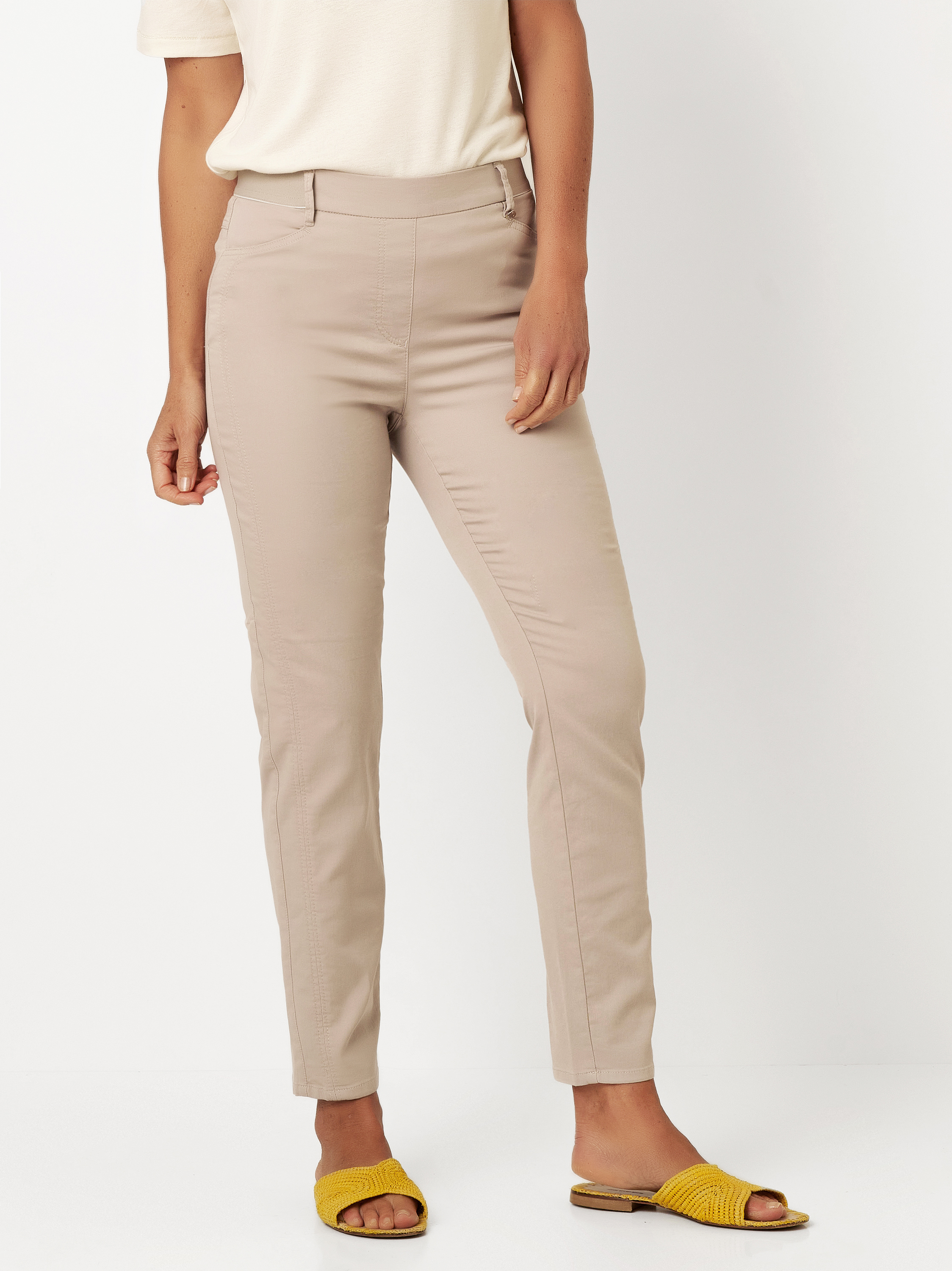 Damenhose Alice Slim 7/8 in beige, 7/8-Hose mit sportivem Gummibund, Outfitansicht am Model