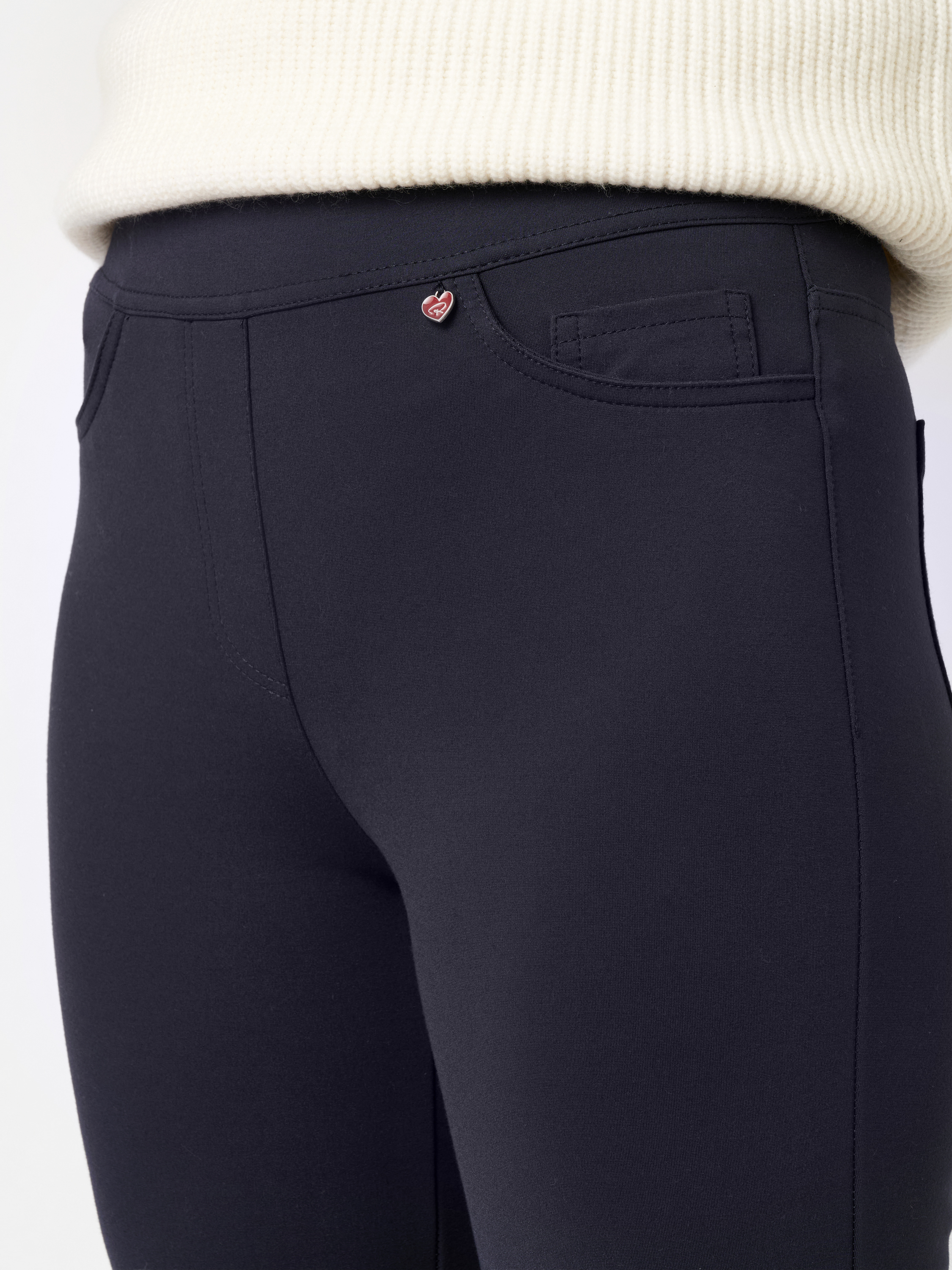 Damenhose Alice Slim in navy, Schlupfhose aus Jersey, Detailansicht