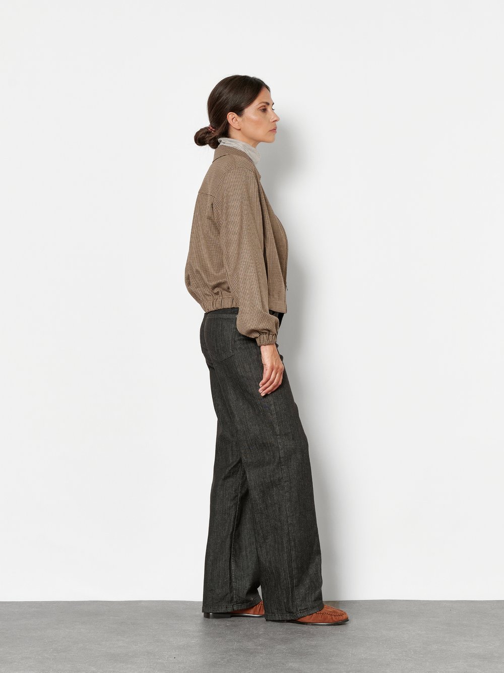 Damenjeans Liv Wide in Dunkelbraun, wide-Leg Jeans, Frontansicht am Model getragen