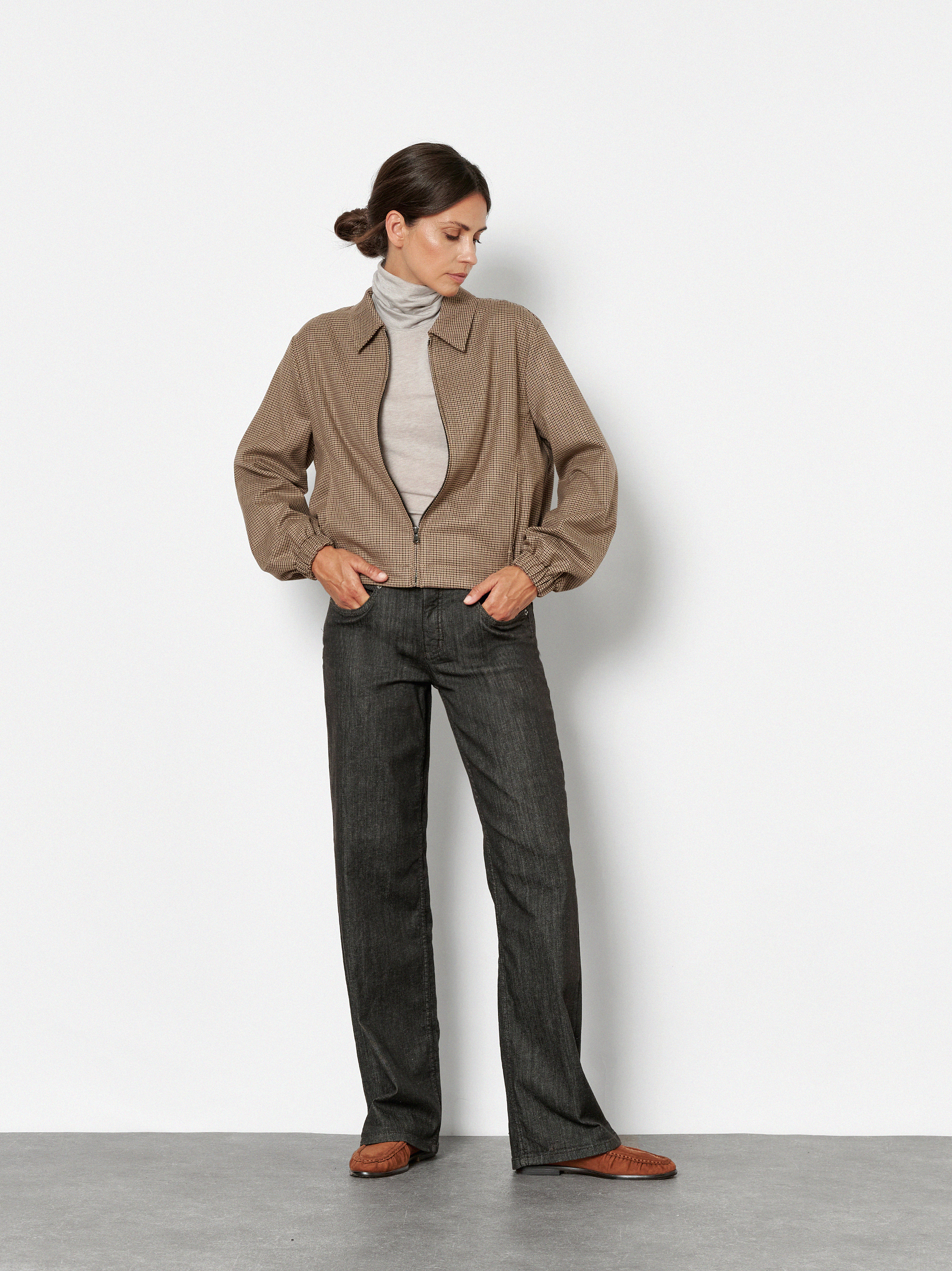 Damenjeans Liv Wide in Dunkelbraun, wide-Leg Jeans, Frontansicht am Model getragen