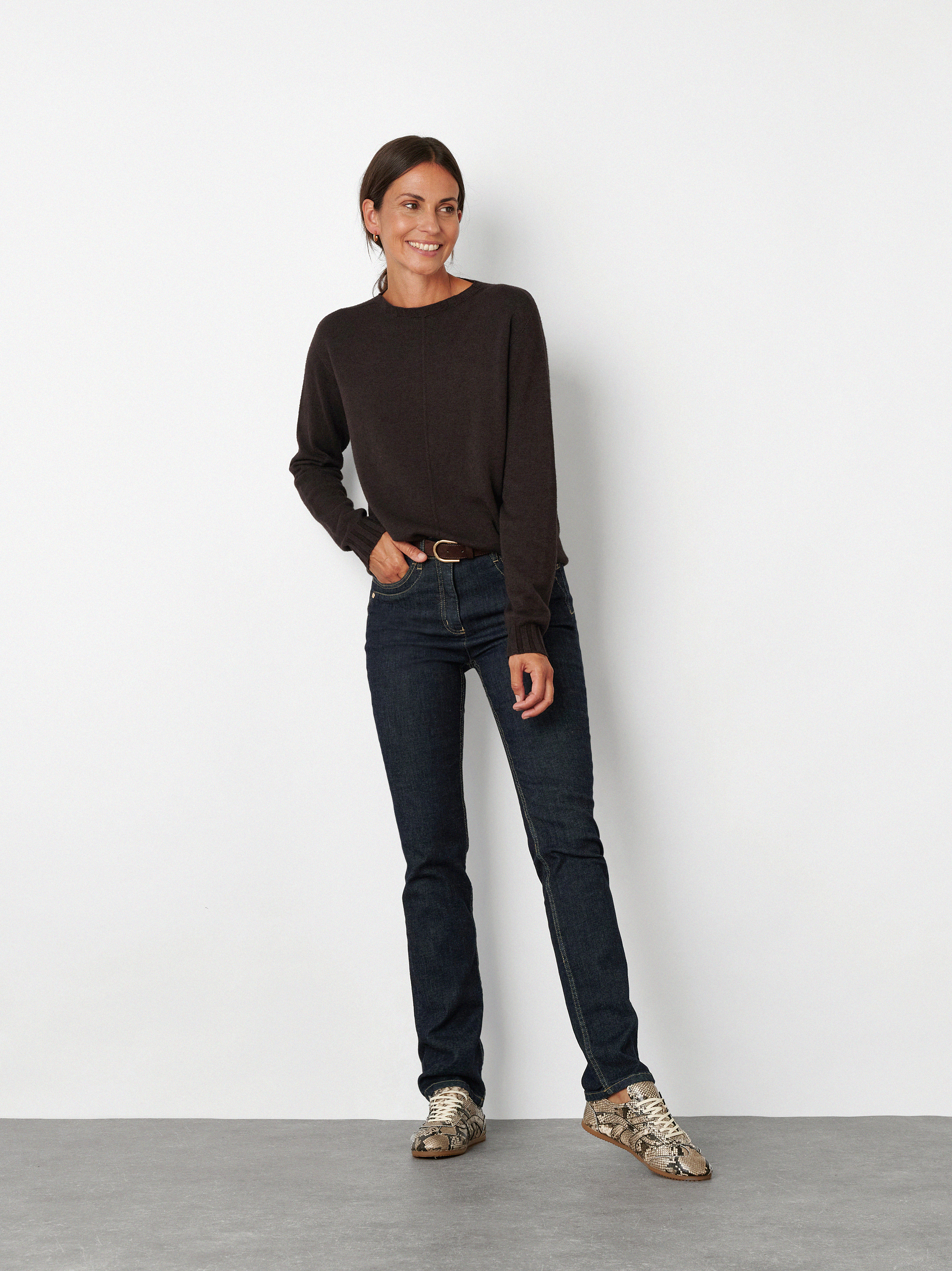 Womens jeans Be Loved in dark blue, high-waist jeans, outfit view worn by model