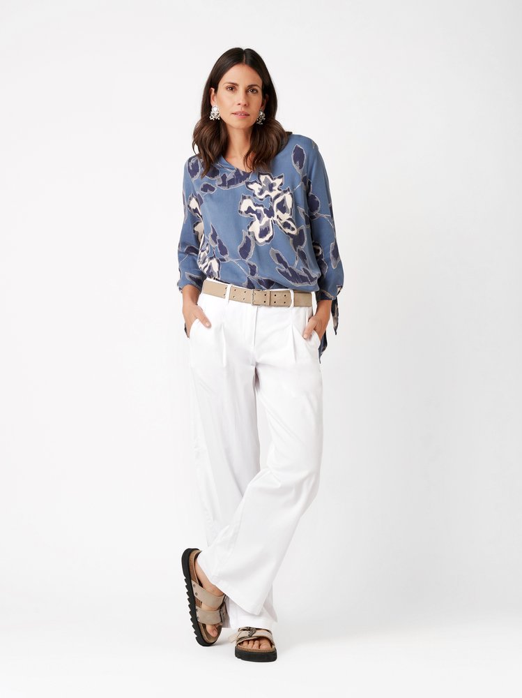 Damenhose Luisa Wide in white, Wide Leg Hose mit Bundfalten, Outfitansicht am Model