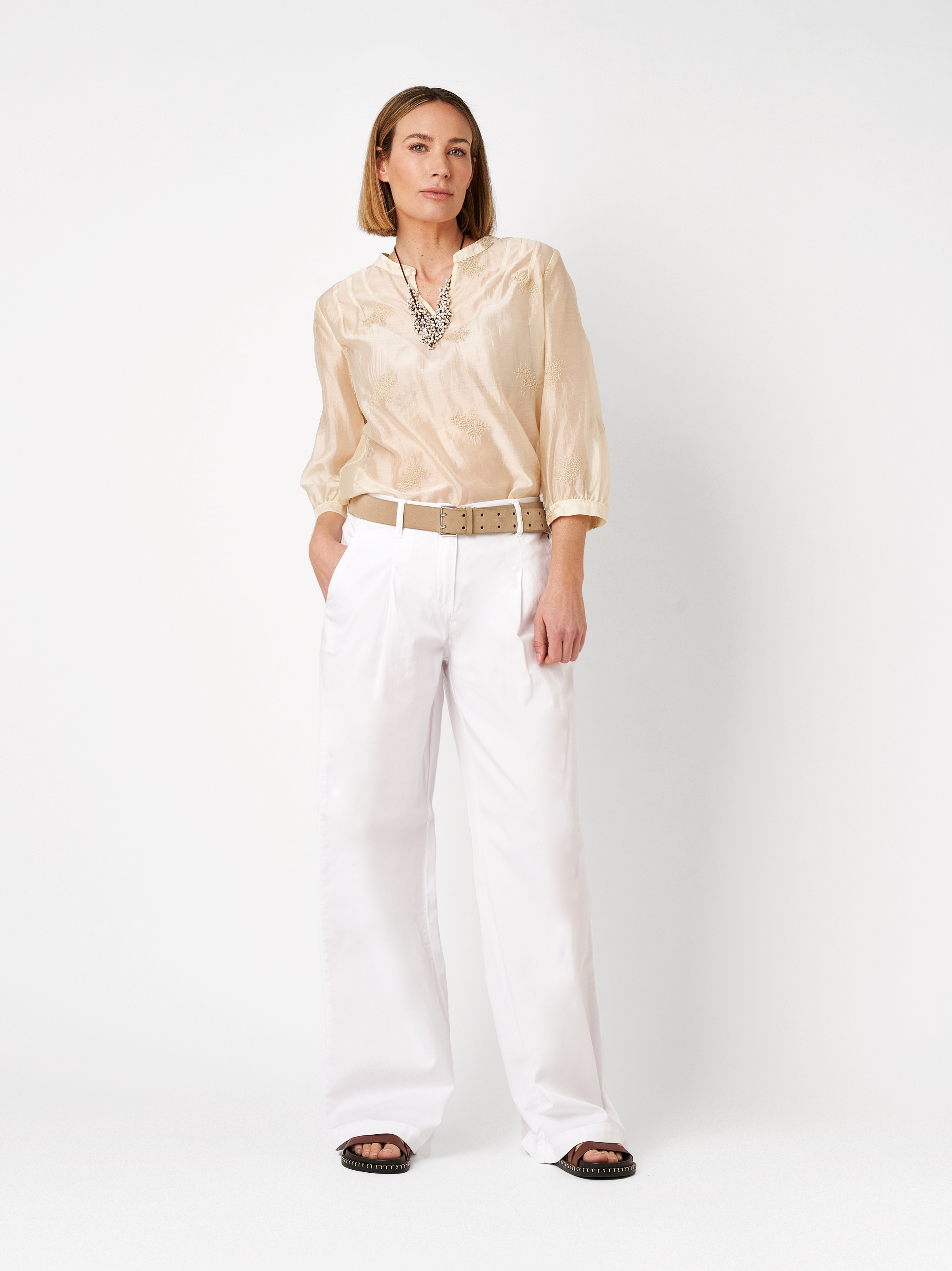 Damenhose Luisa Wide in white, Wide Leg Hose mit Bundfalten, Outfitansicht am Model