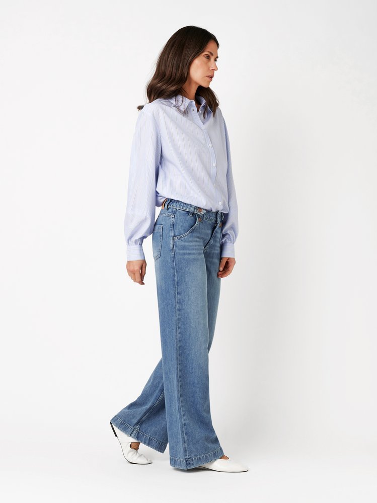 Damenjeans Ella Wide in blue, Wide Leg Jeans mit Knopfdetails, Outfitansicht am Model