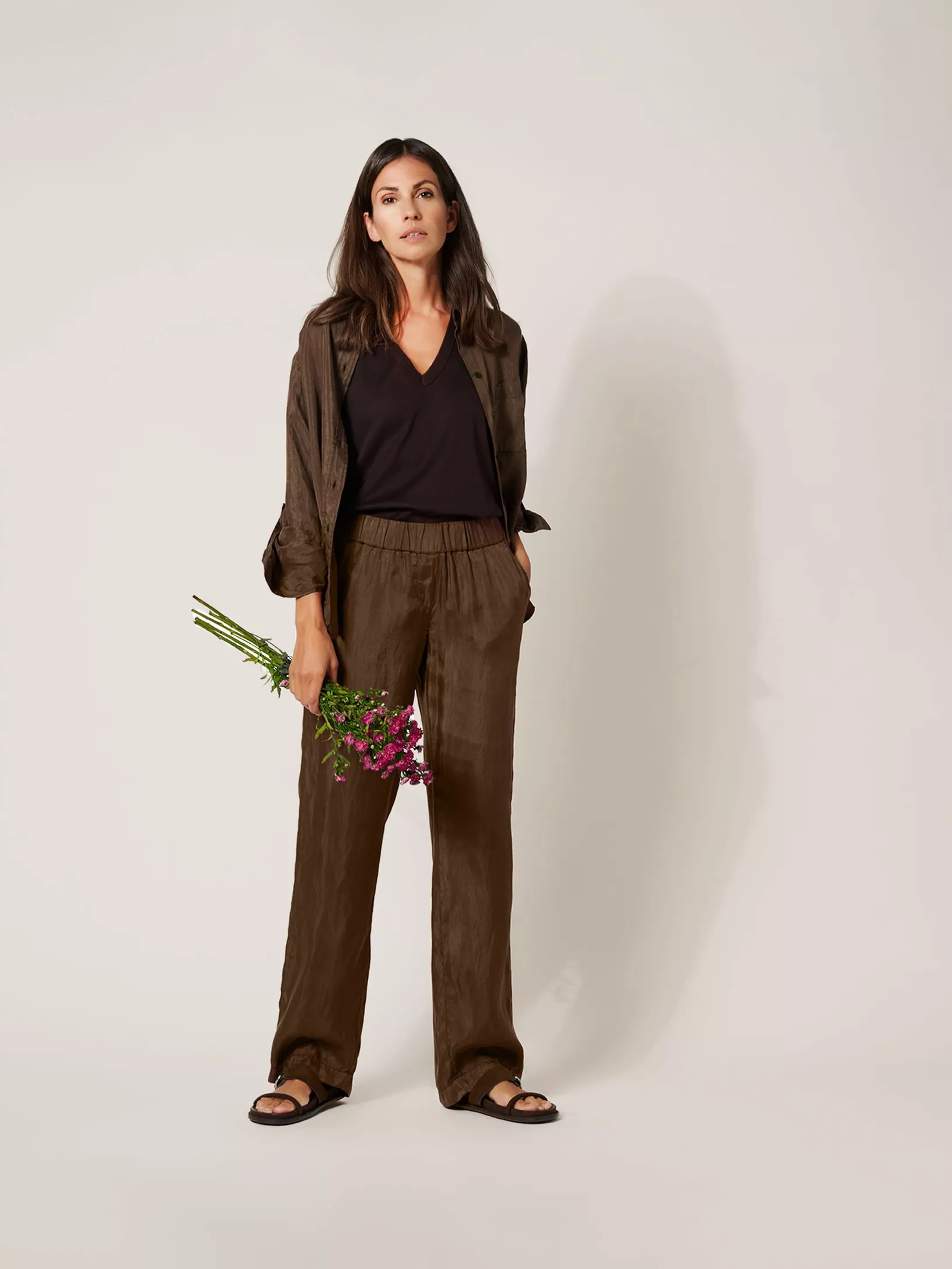 Natürliche Farben, fließende Qualitäten und eine entspannte Silhouette – so fühlt sich Sommer mit TONI an.

#TONIFashion #SummerStyle