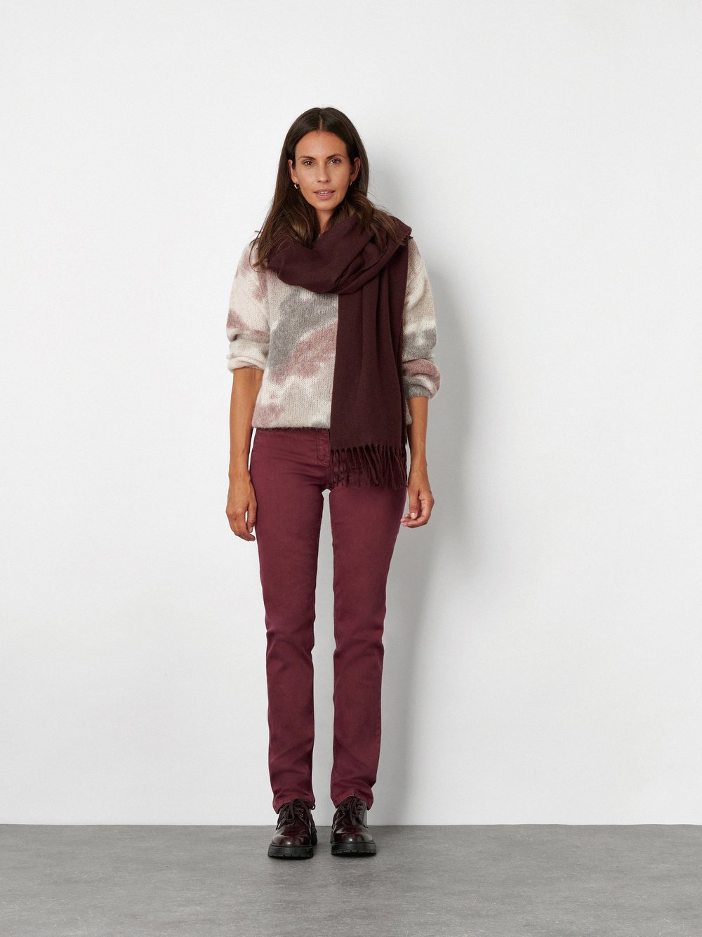 Damenjeans Be Loved in Beere, high-Waist Jeans in Colour Denim, Outfitansicht am Model