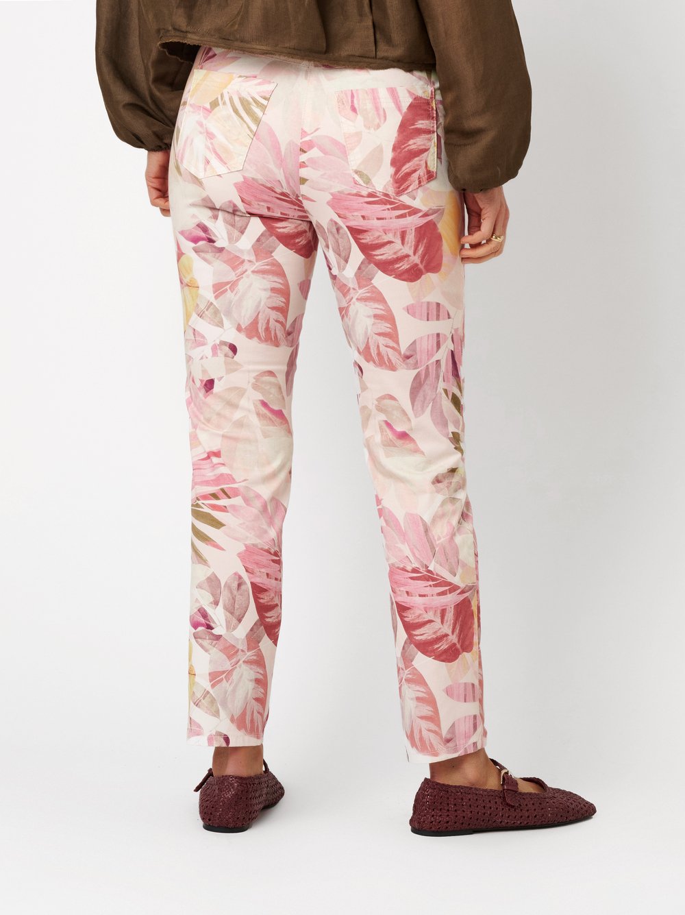 Damenhose Meine beste Freundin 7/8 in multicolour rose, 7/8-Hose mit Flowerprint, Rueckansicht am Model getragen