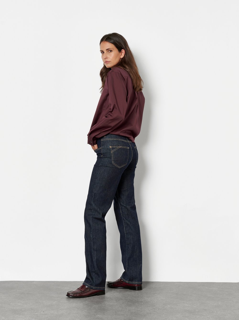Damenjeans Liv in Rinsed Blue, straight-Fit Jeans aus Colour Denim, Frontansicht am Model getragen