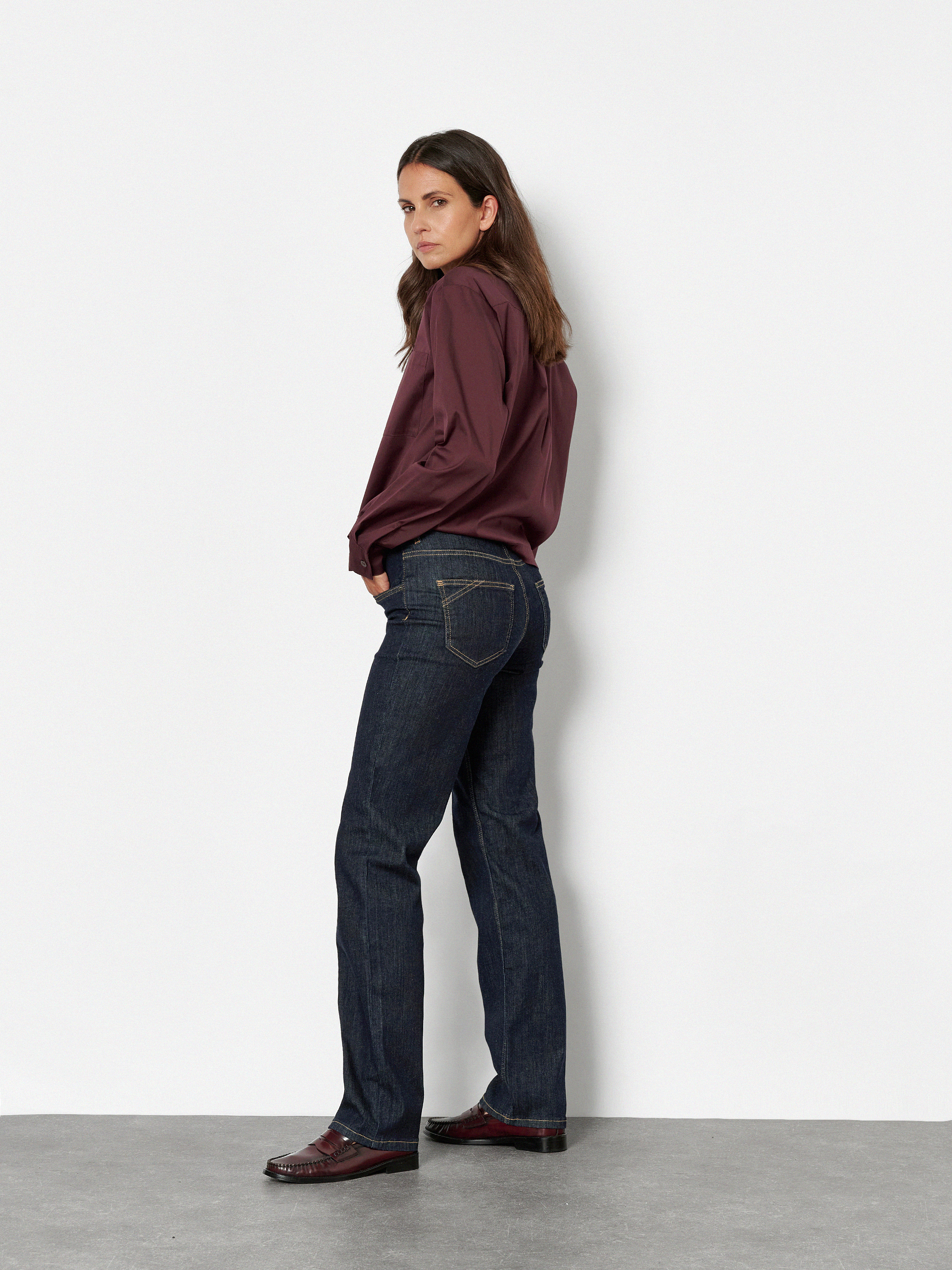 Womens jeans Liv in Rinsed Blue, straight-fit jeans, front view worn by model