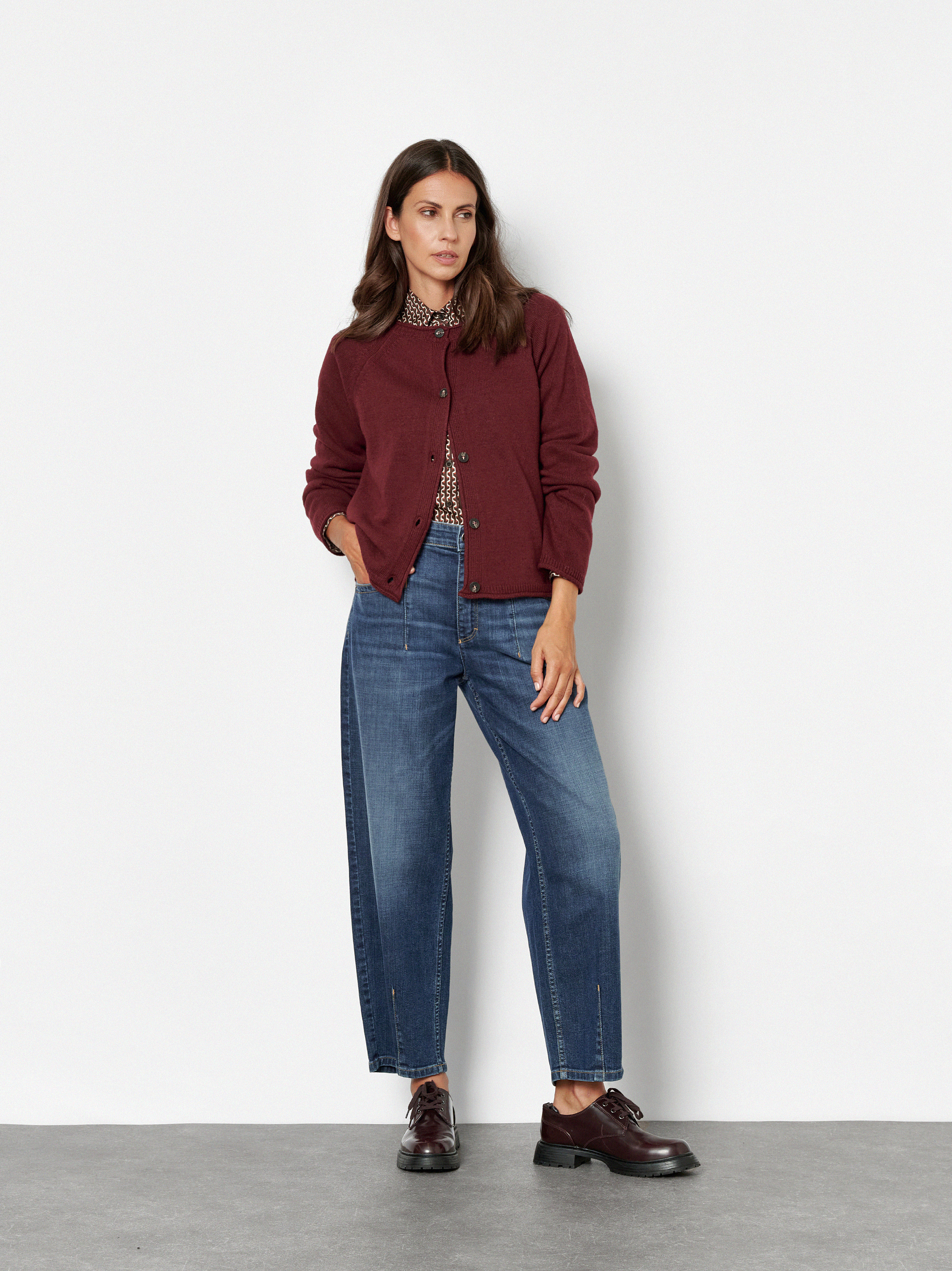 Damenstrickjacke Holy in Bordeaux, Feinstrickcardigan mit Kaschmir, Outfitansicht am Model