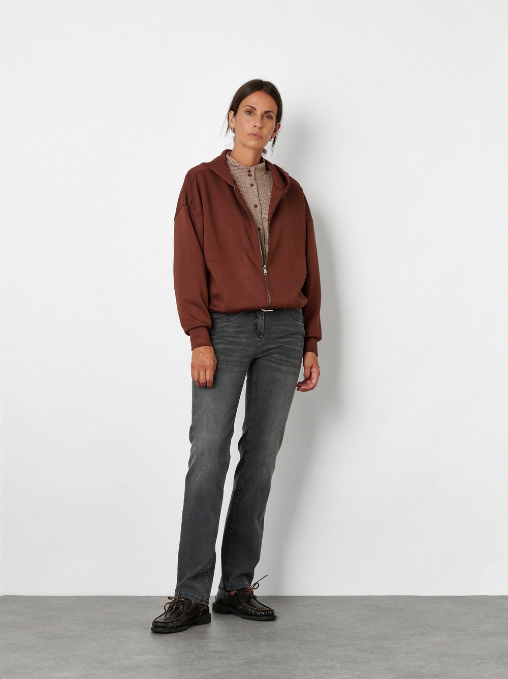Damenjeans Perfect Shape in Grau, regular-Fit Jeans mit Shapingeffekt, Frontansicht am Model getragen