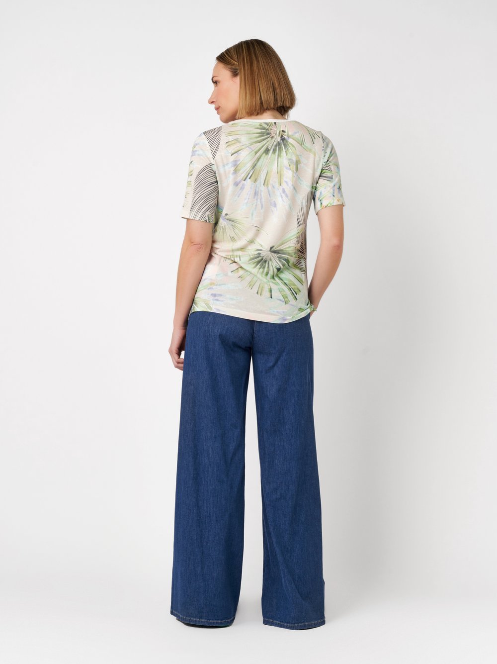 Damenshirt Esra in khaki, Leinenshirt mit tropischem Print, Rueckansicht am Model getragen