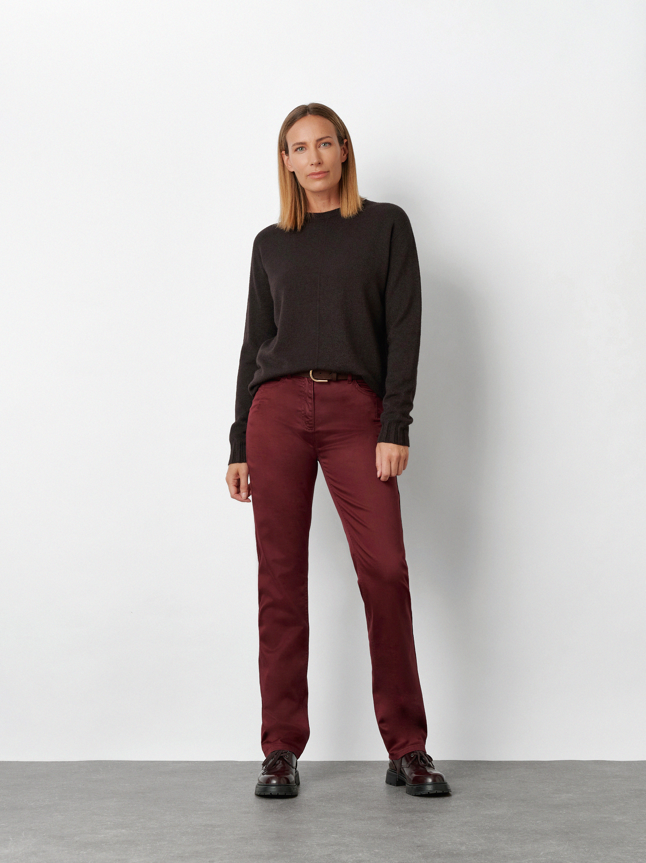 Damenhose Be Loved in Beere, high-Waist Hose aus Baumwollsatin, Frontansicht am Model getragen