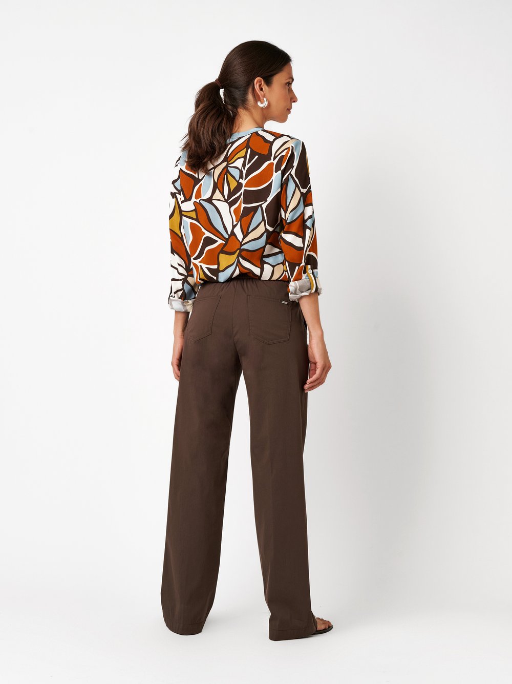 Damenhose Pia Wide in dark brown, Legere Sommerhose aus leichter Baumwolle, Rueckansicht am Model getragen