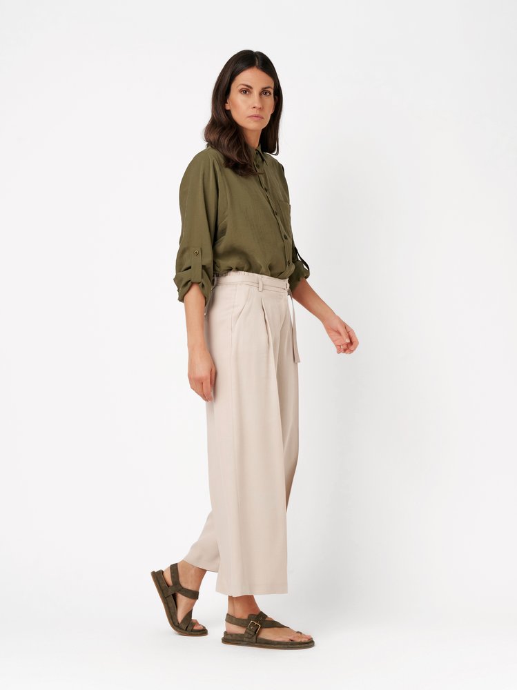 Damenhose Luisa Culotte in light beige, Culotte mit Guertel und Bundfalten, Frontansicht am Model getragen