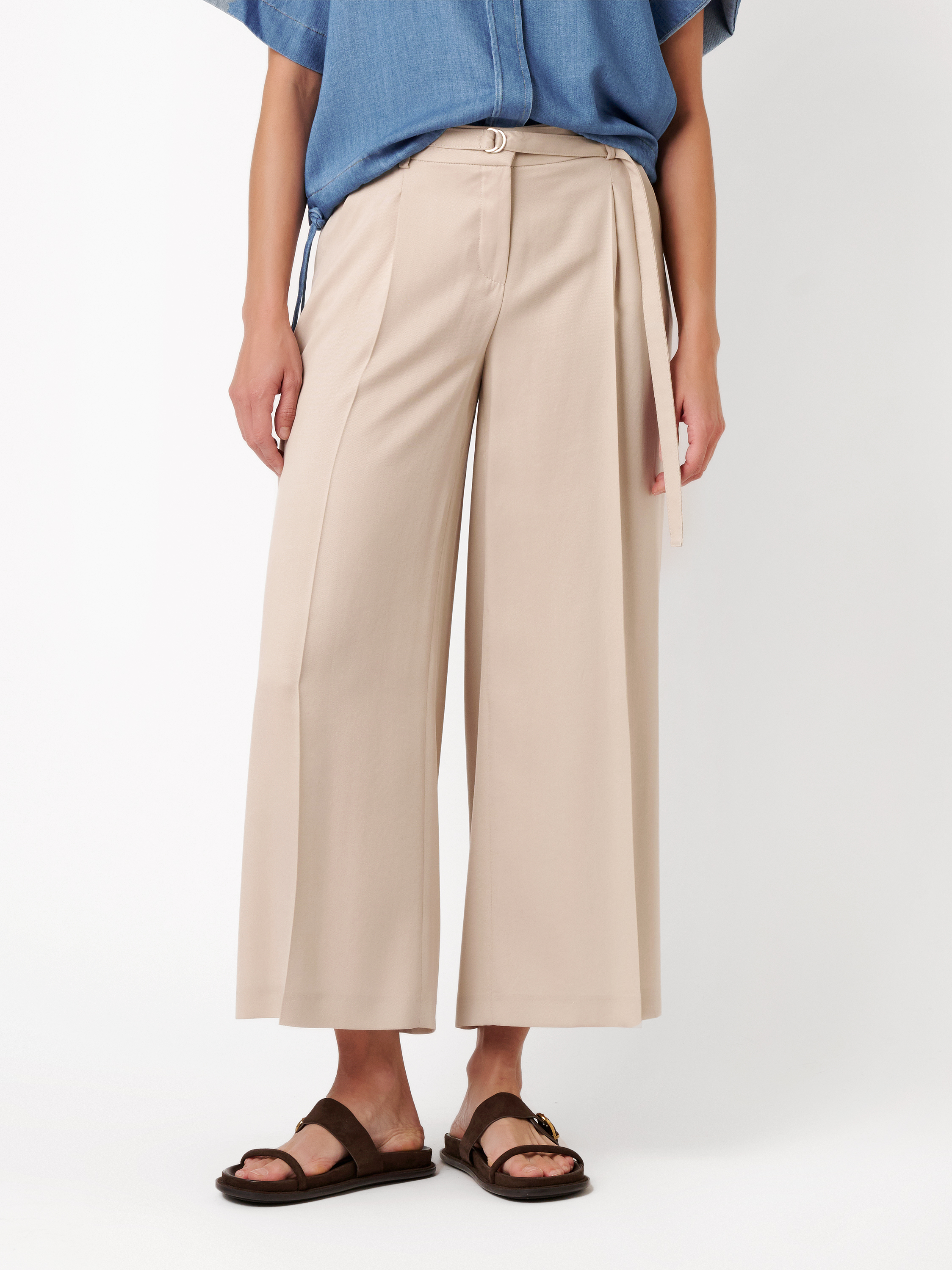 Damenhose Luisa Culotte in light beige, Culotte mit Guertel und Bundfalten, Frontansicht am Model getragen