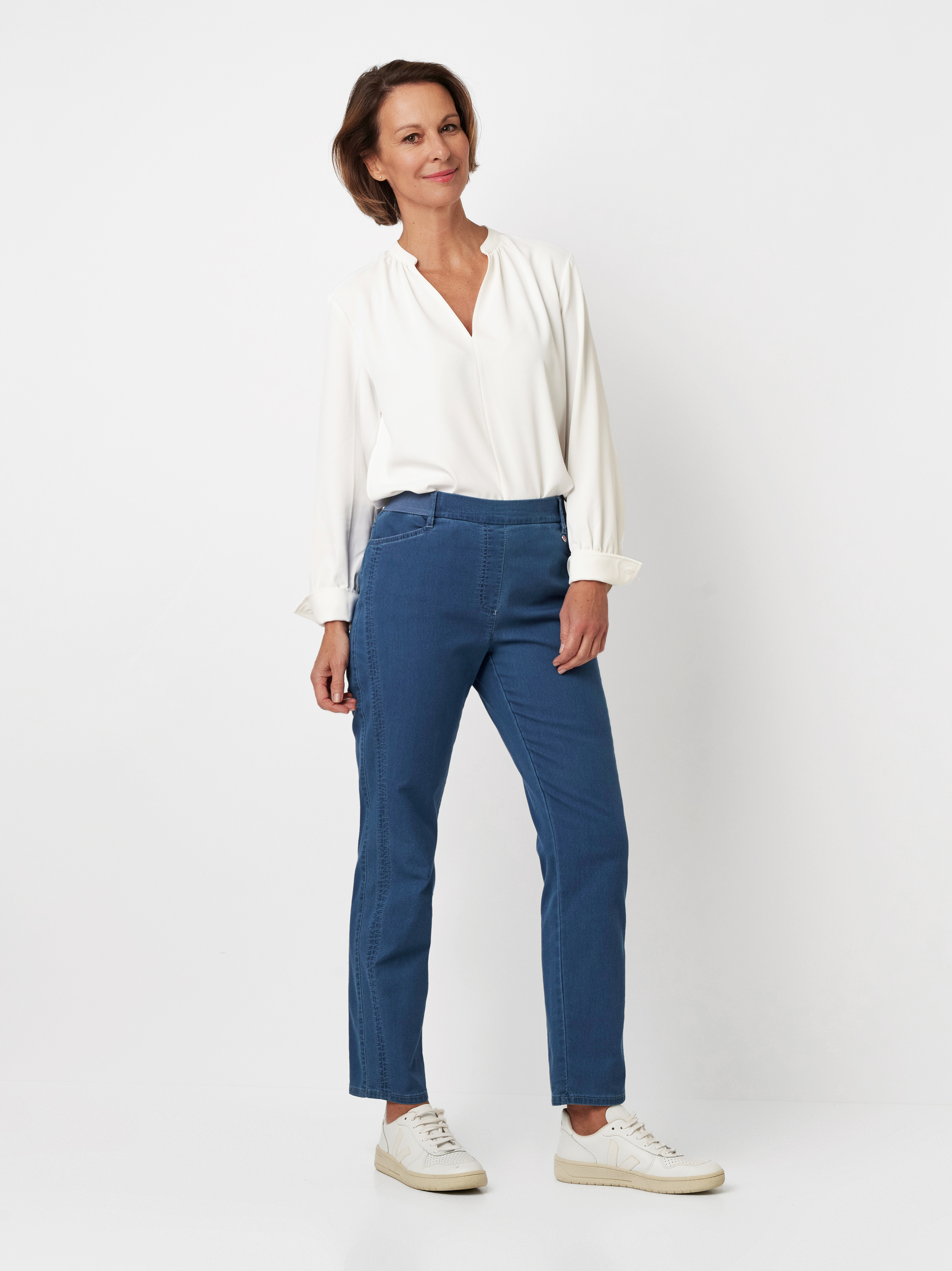 Womens trousers Alice Slim 7/8 in blue, 7/8 trousers with a sporty elastic waistband, outfit view worn by model