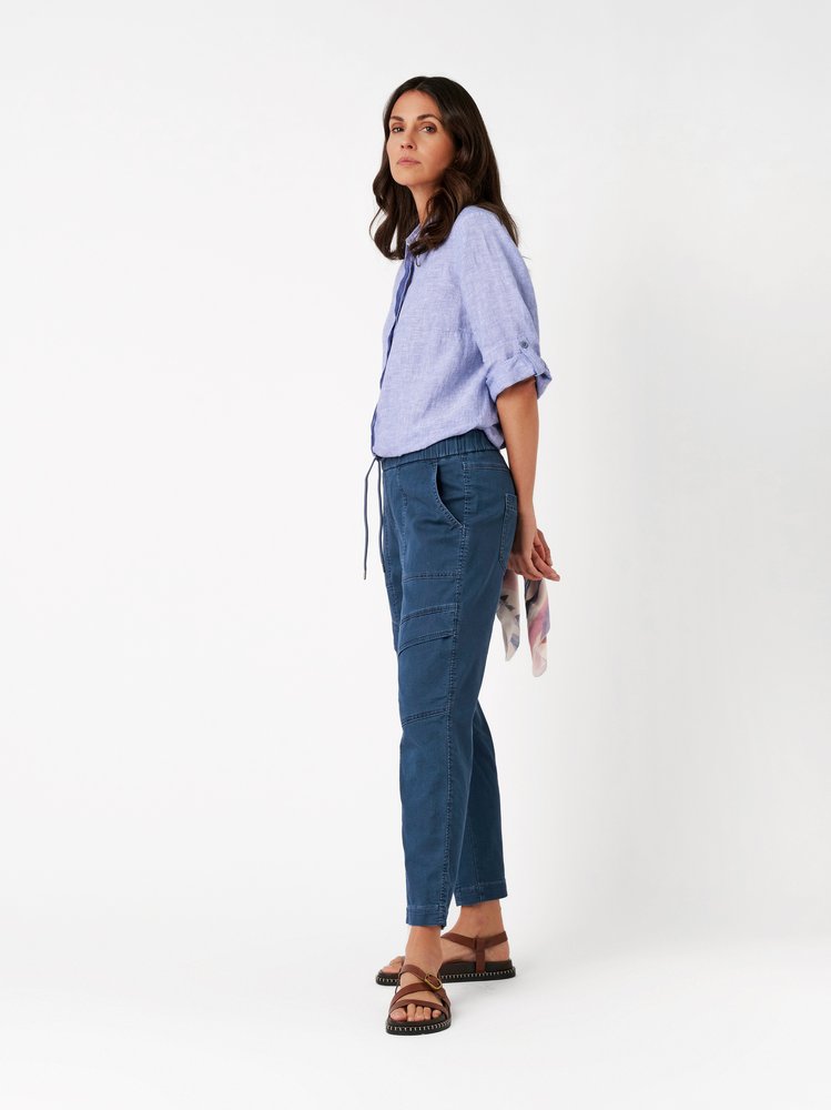 Damenhose Sue Cargo in mid blue, Jogpants im Cargo-Stil, Outfitansicht am Model