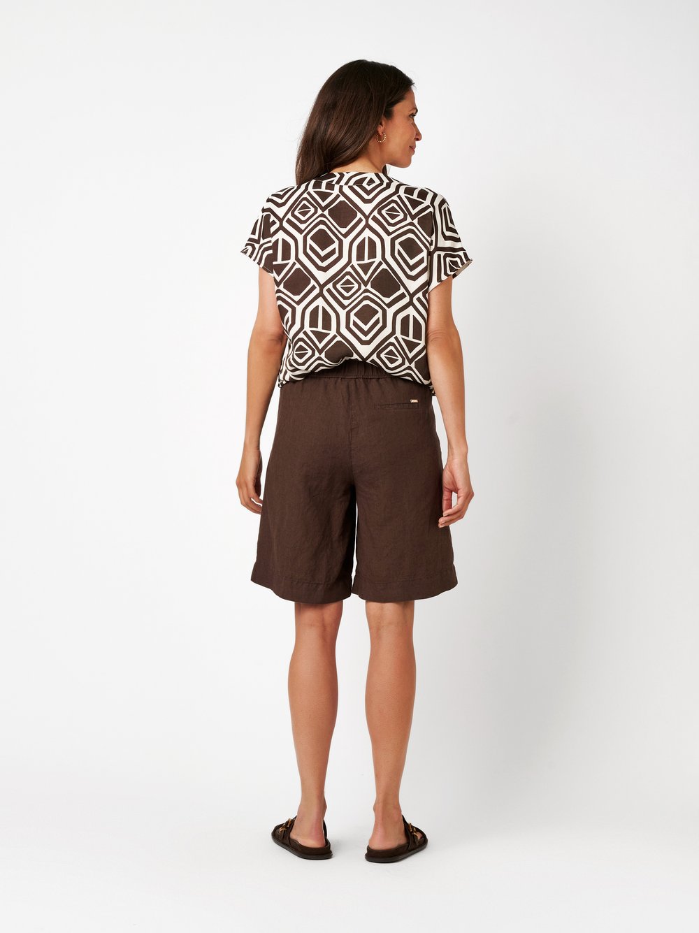 Damenshorts Pia Bermuda in dark brown, bermuda-Shorts aus Leinen, Rueckansicht am Model getragen