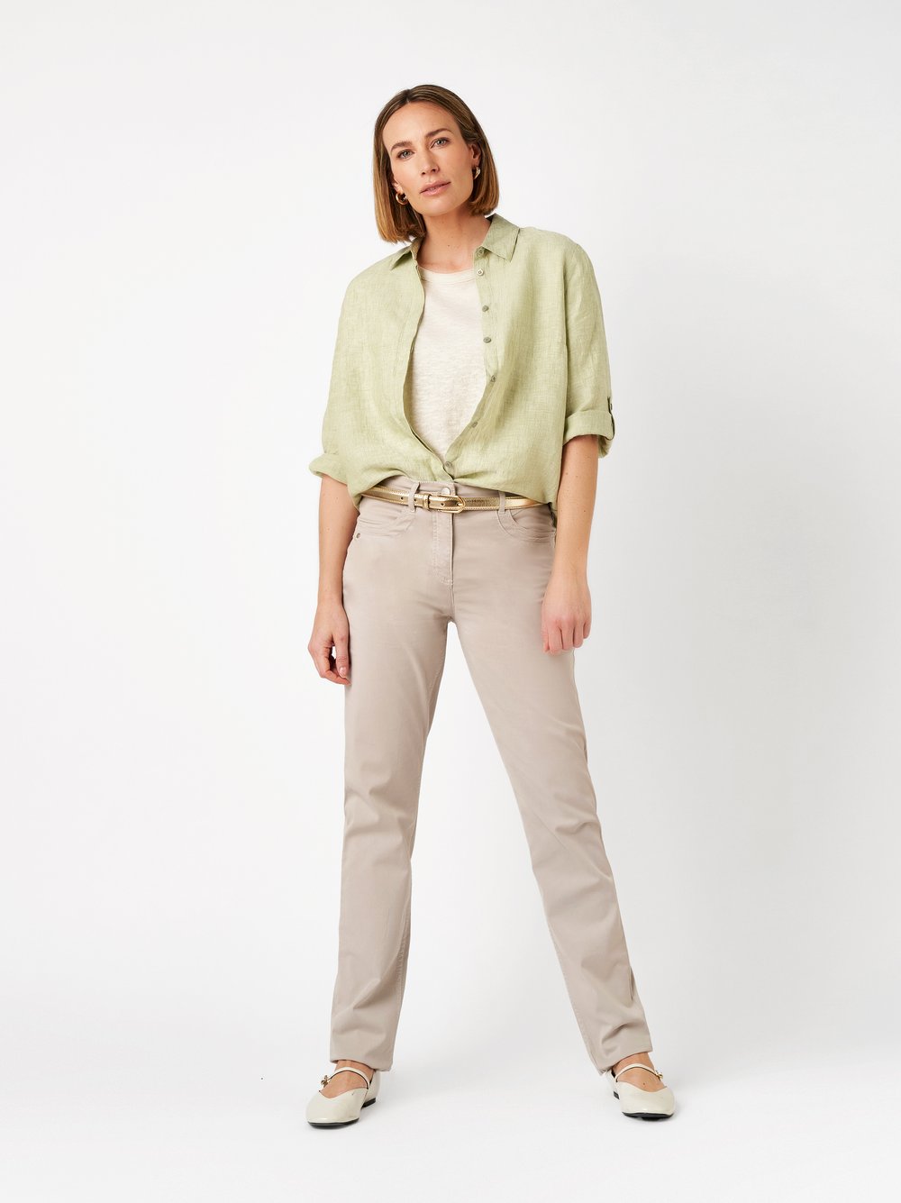 Damenhose Be Loved in stone, High Waist Hose aus softer Baumwolle, Frontansicht am Model getragen