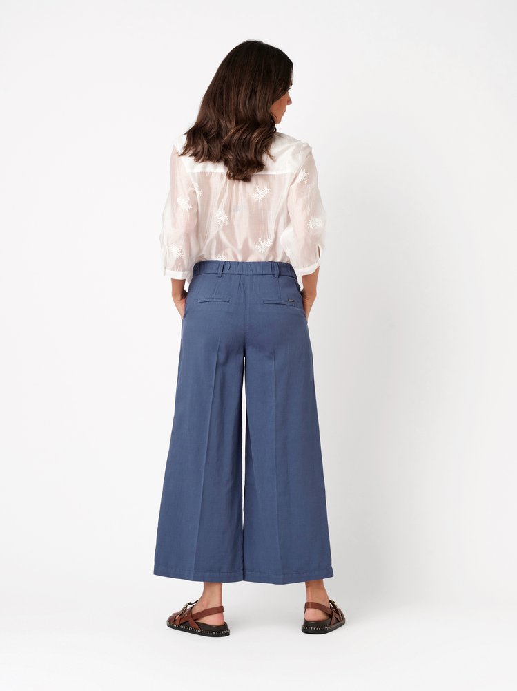 Damenhose Luisa Culotte in blue, leichte Culotte mit Bundfalten, Rueckansicht am Model getragen