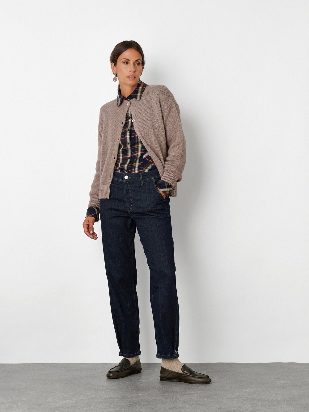 Damenjeans Liv Barrel in Rinsed Blue, barrel-Jeans mit Knopfdetail am Saum, Outfitansicht am Model