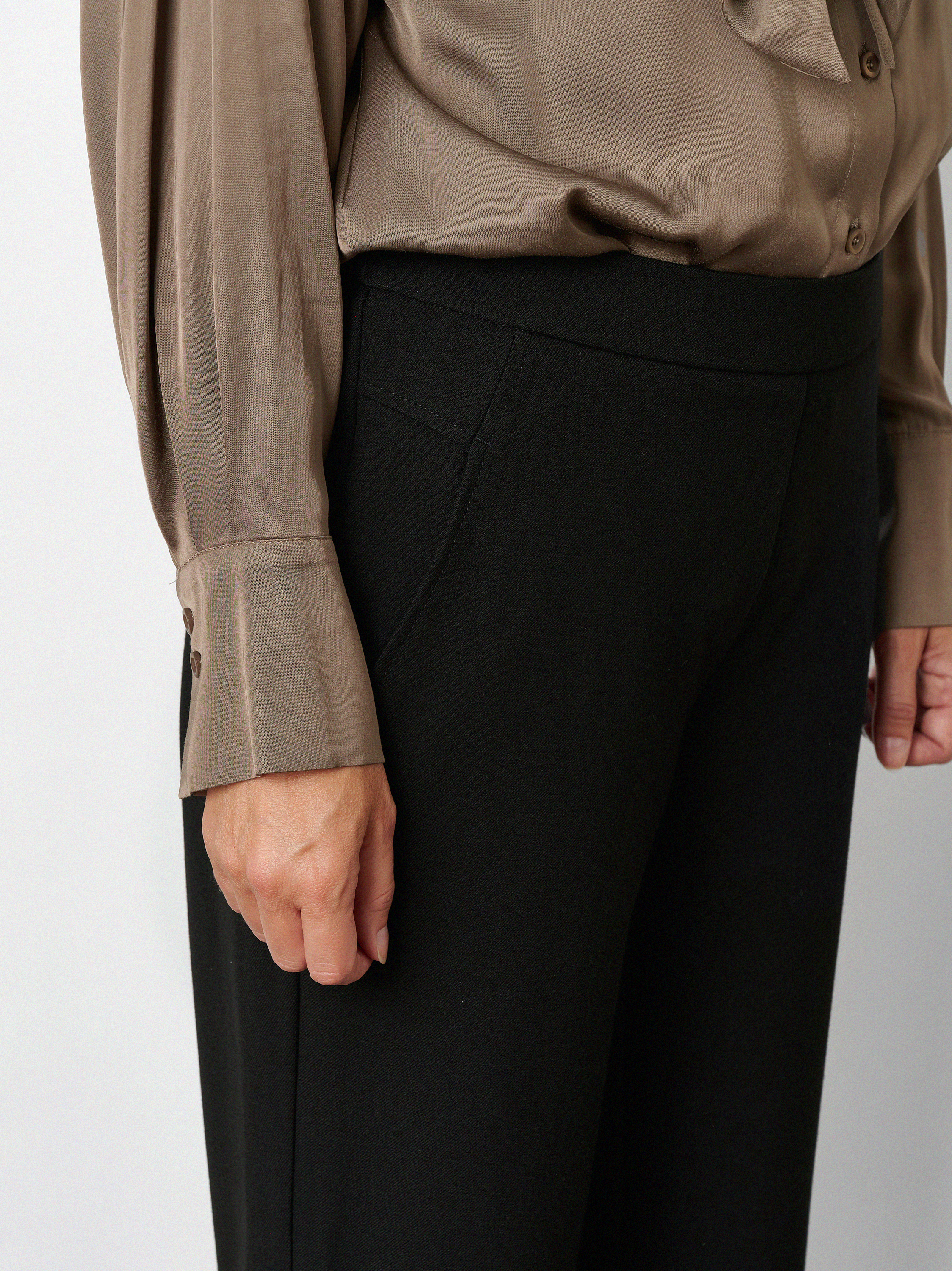 Damenhose Sue in Schwarz, Weite 7/8-Hose aus Gabardine, Detailansicht