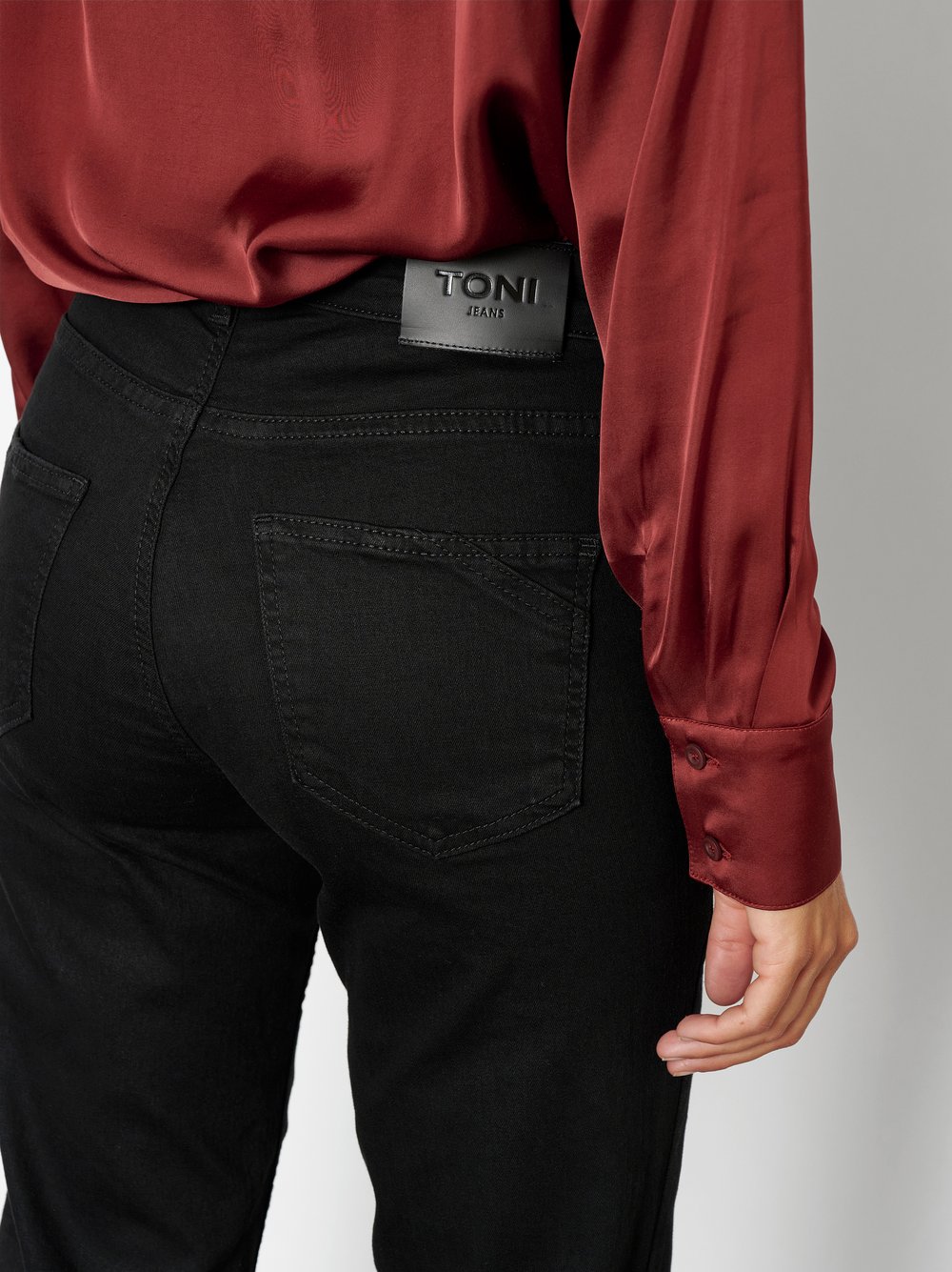 Damenjeans Liv in Schwarz, straight-Fit Jeans aus Colour Denim, Detailansicht