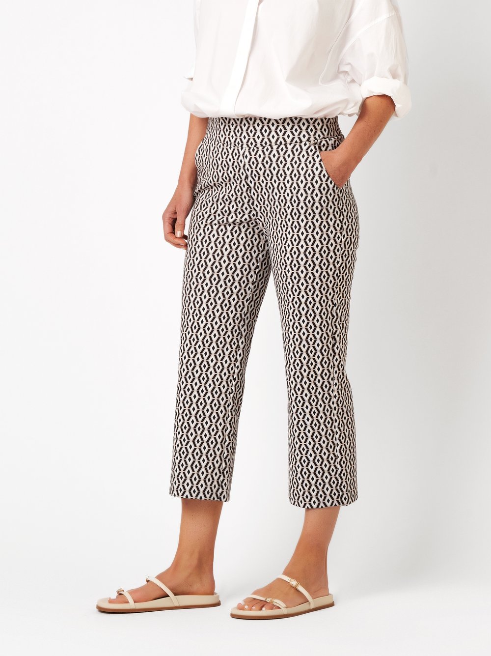 Damenhose Scarlet 3/4 in offwhite / black, Weite 3/4-Hose mit grafischem Muster, Frontansicht am Model getragen