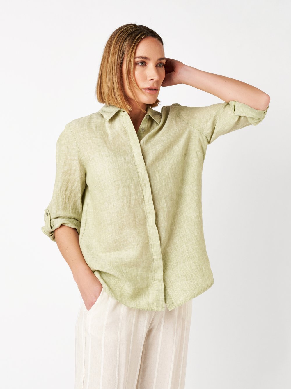 Damenbluse Clay in light green, Entspanntes Leinenhemd, Frontansicht am Model getragen