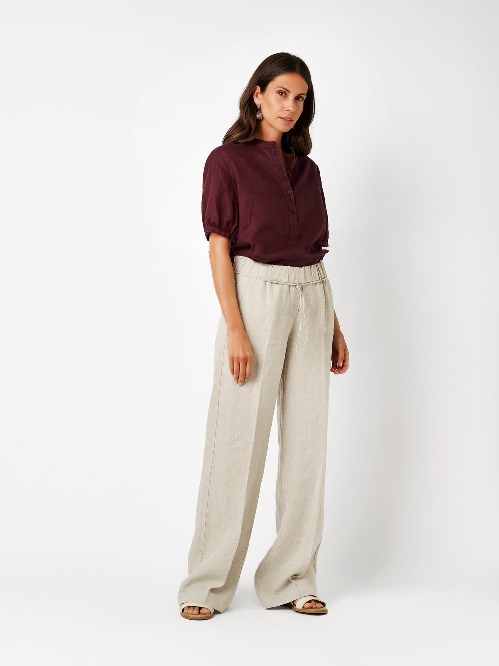 Damenbluse Pia Palazzo in beige, Weite Leinenhose mit Bindeguertel, Frontansicht am Model getragen