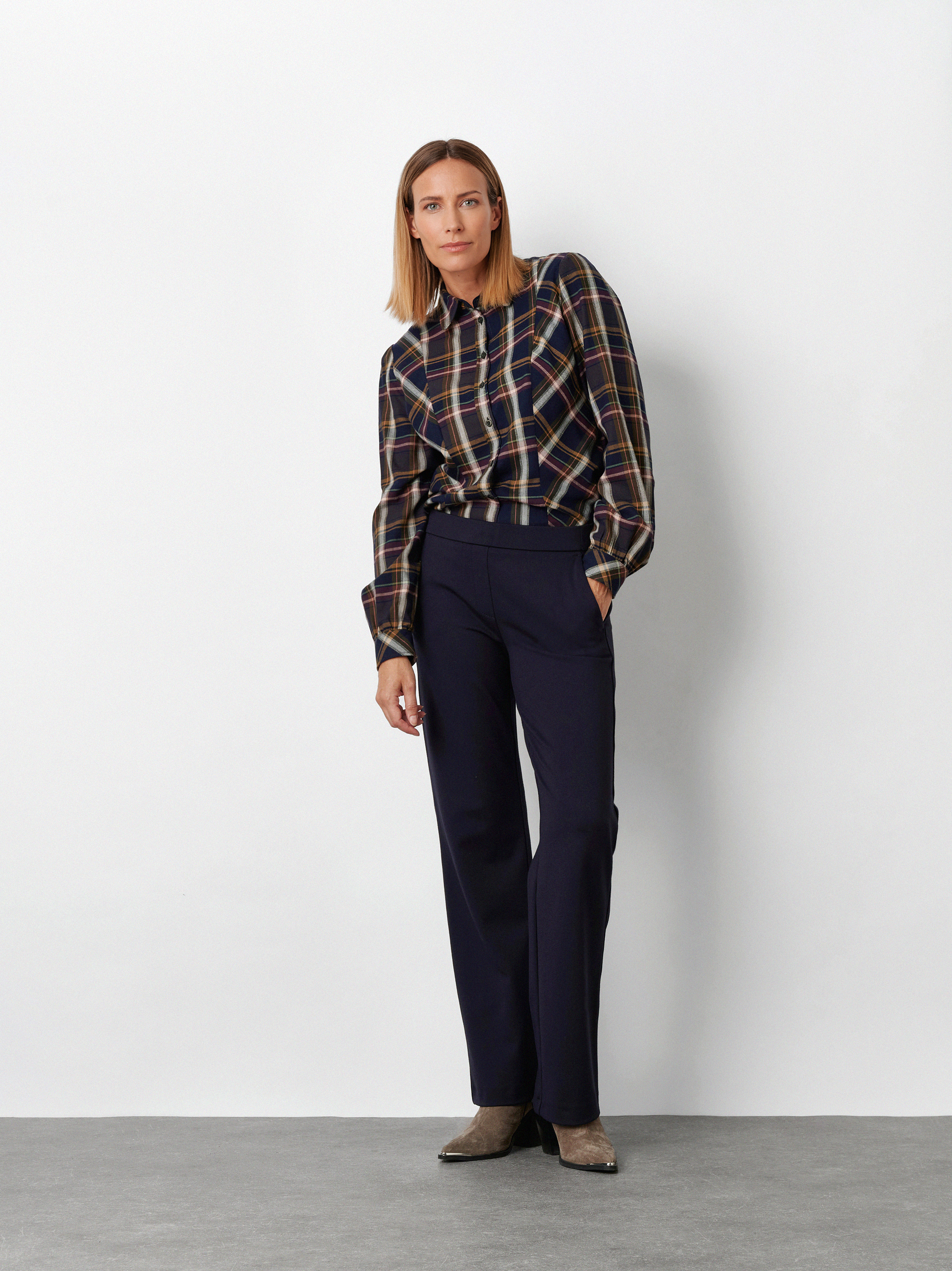 Damenhose Jenny Wide in Marine, wide-Leg Jerseyhose, Outfitansicht am Model