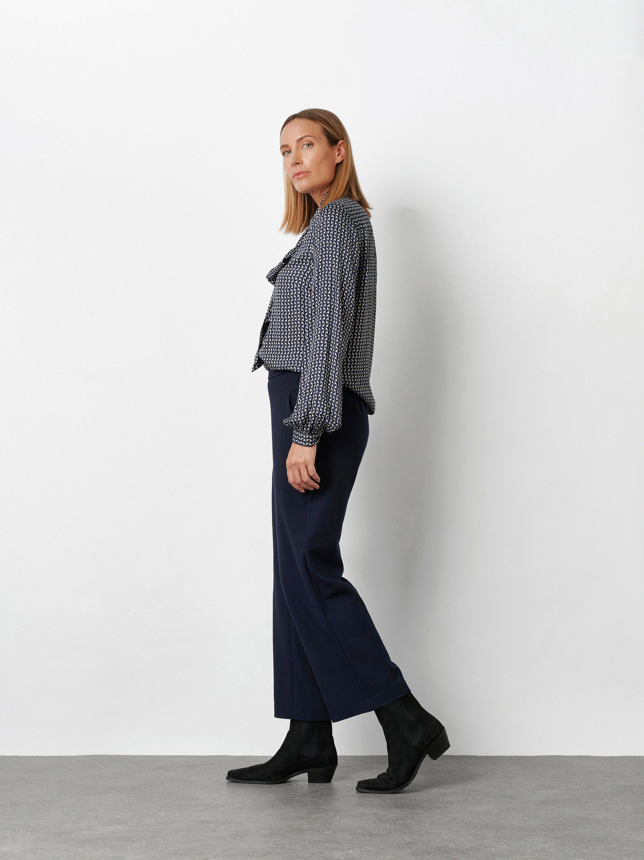 Damenhose Sue in Marine, Weite 7/8-Hose aus Gabardine, Frontansicht am Model getragen