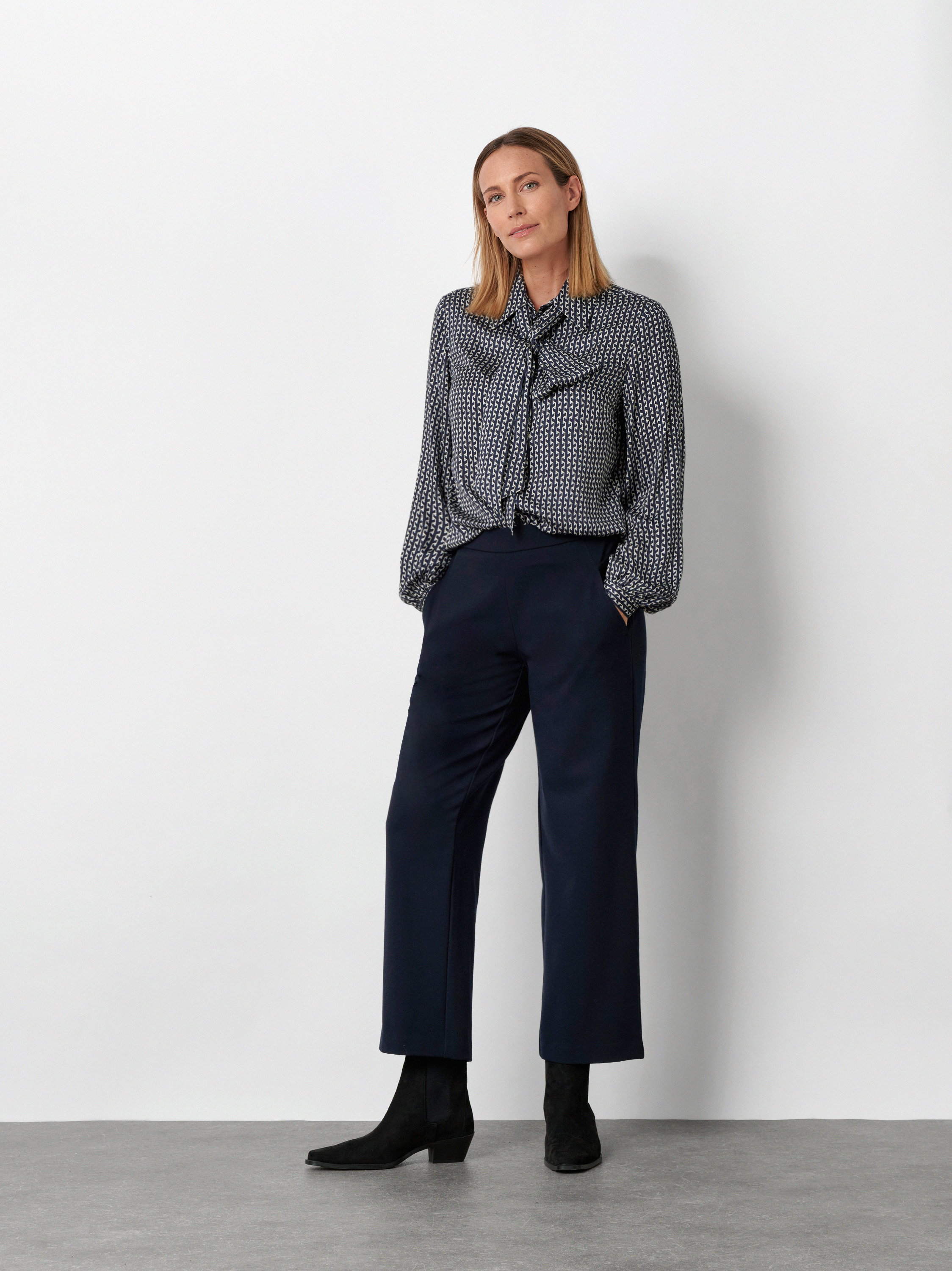 Womens trousers Sue in Navy, wide-leg 7/8 trousers in gabardine, front view worn by model