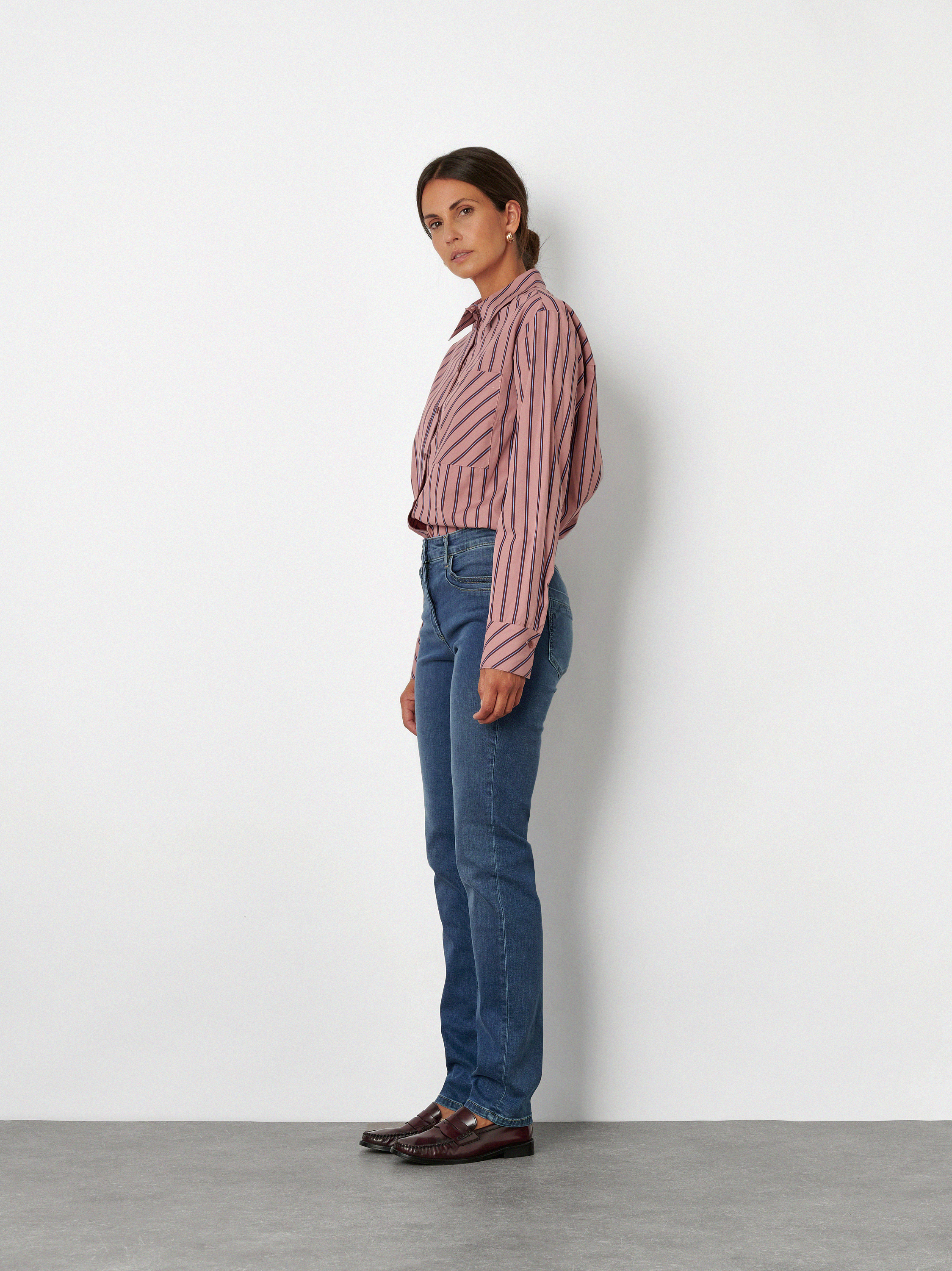 Damenjeans Be Loved in mid blue, High Waist Jeans, Outfitansicht am Model