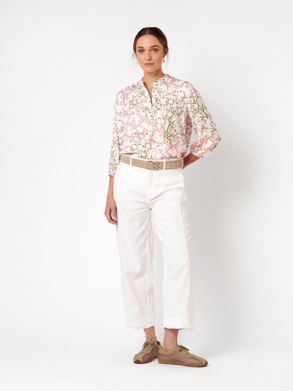 Damenbluse Bella in multicolour pink, seidige Schlupfbluse mit Flowerprint, Outfitansicht am Model