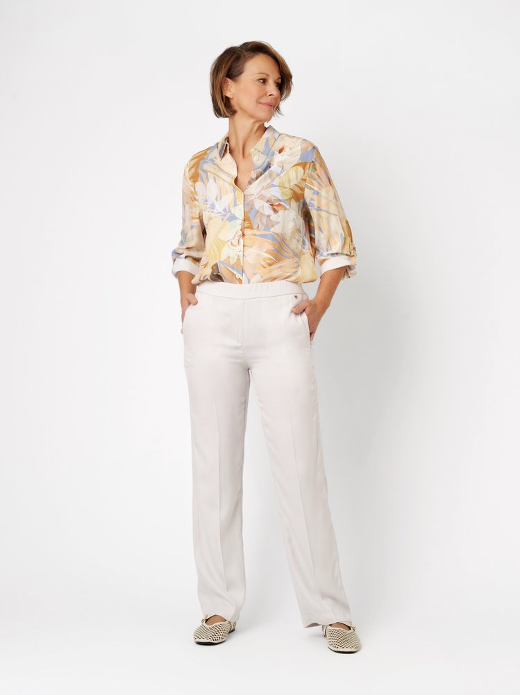 Womens trousers Scarlet Wide in light grey, figure-skimming pleated trousers, outfit view worn by model