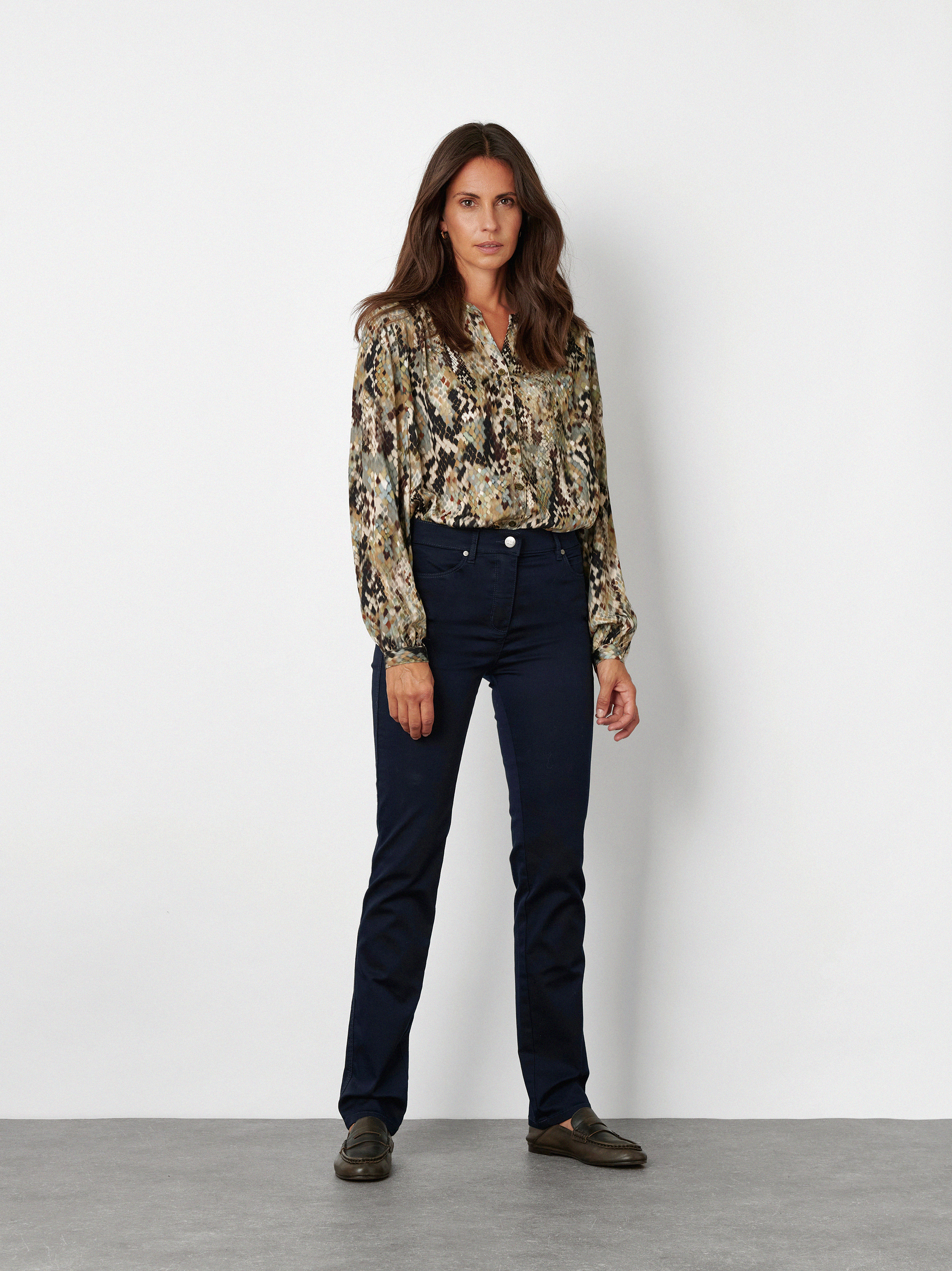 Damenhose Be Loved in dark blue, High Waist Hose, Frontansicht am Model getragen