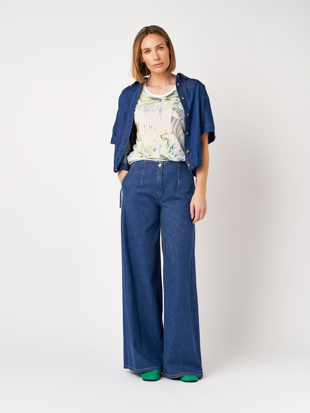 Damenshirt Esra in khaki, Leinenshirt mit tropischem Print, Outfitansicht am Model