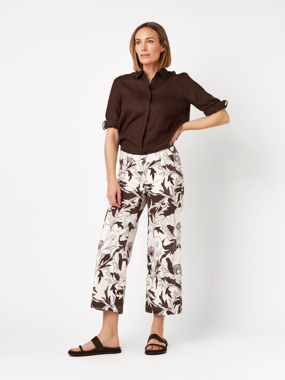 Damenjeans Ella Culotte in brown / offwhite, jeans-Culotte mit grossem Flowerprint, Frontansicht am Model getragen