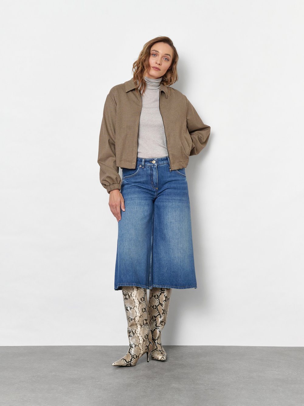 Damenjacke Lexi in Camel, Blouson mit feinem Pepitamuster, Outfitansicht am Model