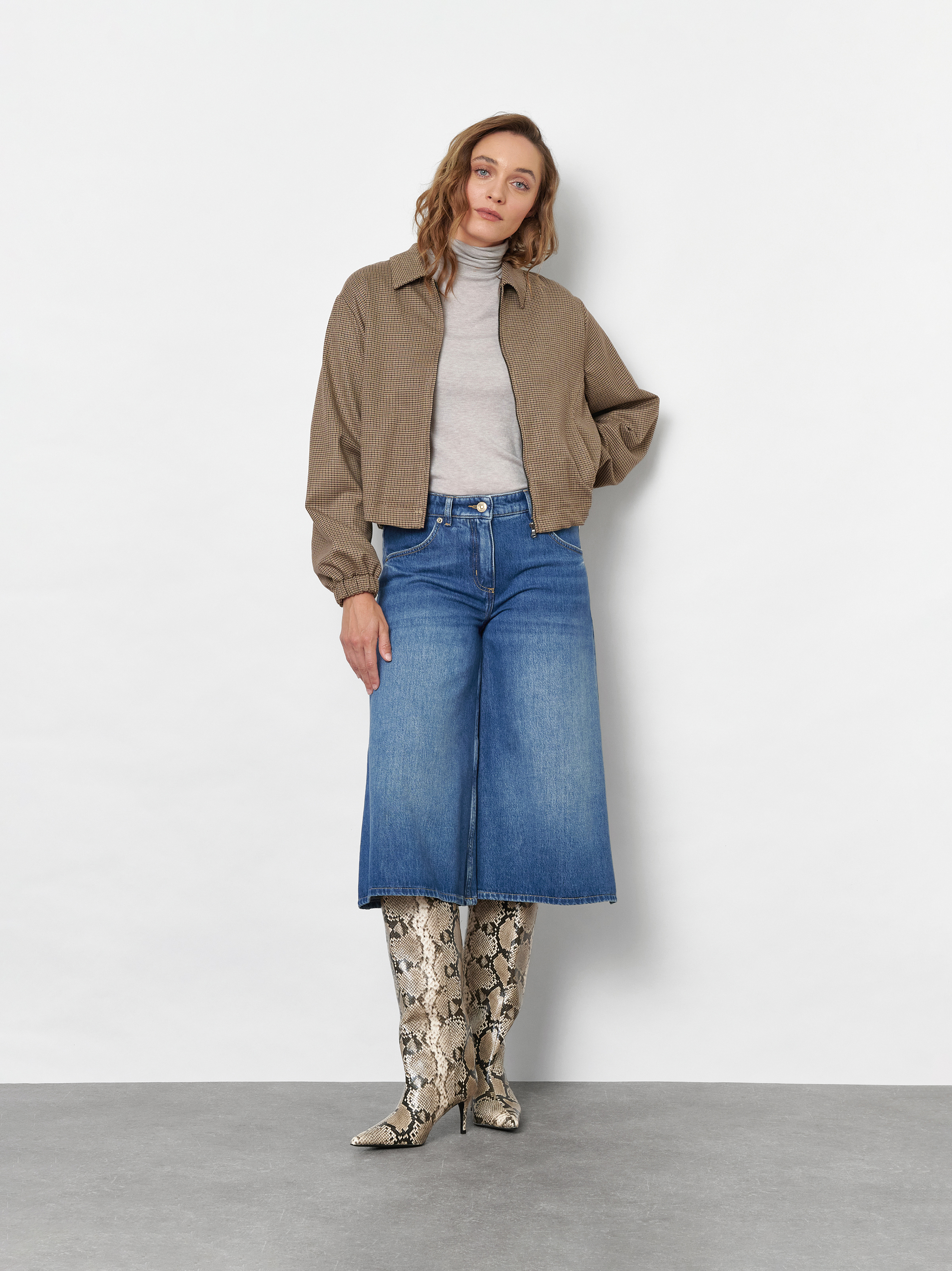 Damenjacke Lexi in Camel, Blouson mit feinem Pepitamuster, Outfitansicht am Model
