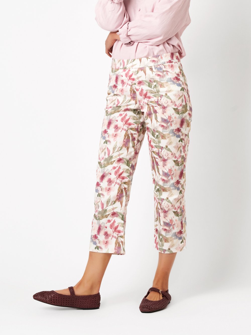 Damenhose Scarlet 3/4 in multicolour, Entspannte 3/4-Hose mit Bluetenprint, Frontansicht am Model getragen