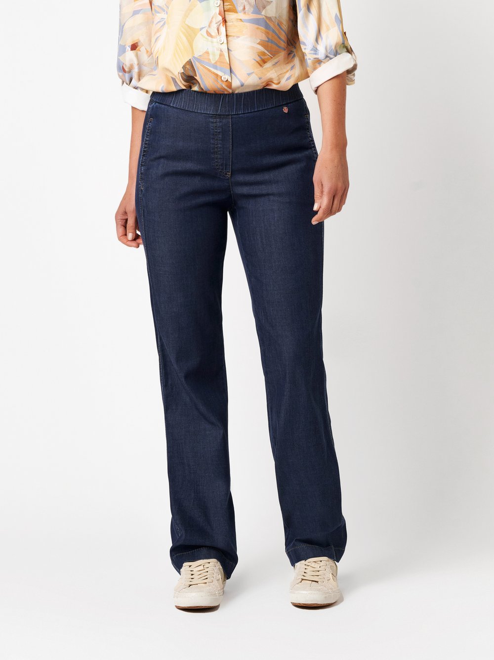 Damenjeans Scarlet Wide in blue, Figurumspielende Sommerjeans, Frontansicht am Model getragen