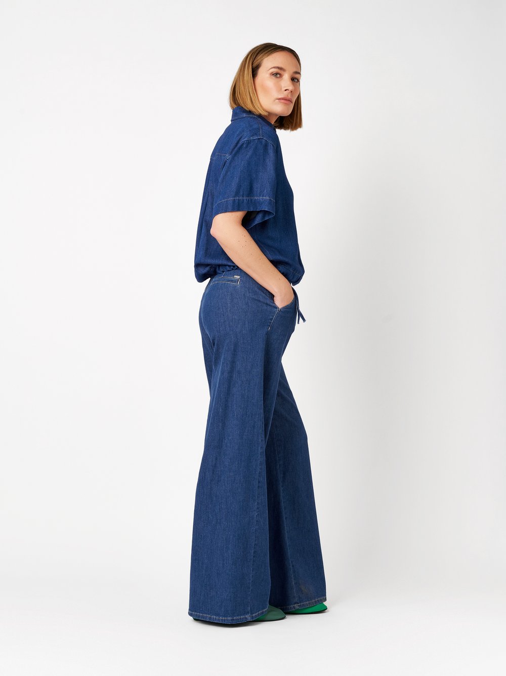 Damenjeans Jenny Palazzo in blue, Wide Leg aus fliessendem Denim, Frontansicht am Model getragen