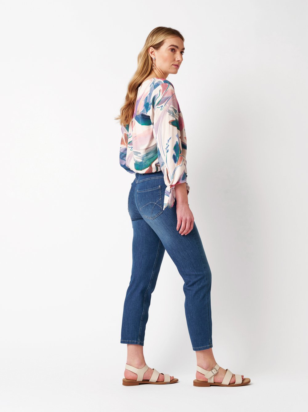 Damenjeans Perfect Shape 7/8 in blue, 7/8-Jeans mit Shapingeffekt, Rueckansicht am Model getragen
