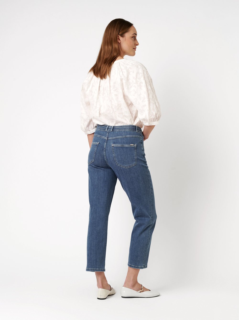 Damenjeans Liv 7/8 in blue bleached, 7/8-Jeans mit Bunddetail, Rueckansicht am Model getragen